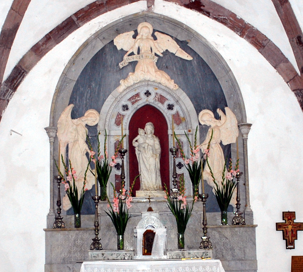 Santuario: Altare e Statua della Madonna di Gonare