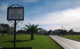 San Nicolò d'Arcidano: piazza e statua della Regina della Pace – Foto di Sardegna Terra di Pace – Tutti i diritti riservati