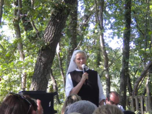 Medjugorje, 2 Luglio 2011: Suor Emmanuel parla ai pellegrini – Foto di Gospodine – Tutti i diritti riservati