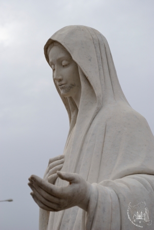 Medjugorje: statua della Regina della Pace (3) – Foto di Sardegna Terra di Pace – Tutti i diritti riservati