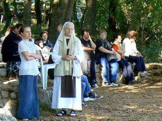 Suor Emmanuel durante un pomeriggio di meditazione e preghiera davanti a pellegrini italiani ed ungheresi - Foto di Llorenzi - Tutti i diritti riservati