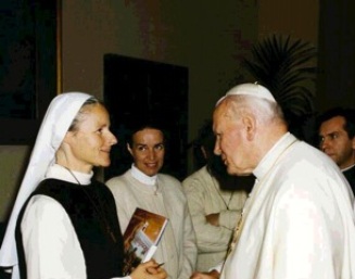 Roma, 16 Novembre 1996: Suor Emmanuel visita papa Giovanni Paolo II - Foto di Children of Medjugorje - Tutti i diritti riservati