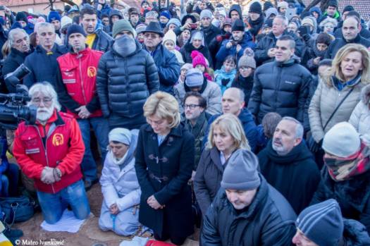 Medjugorje: Mirjana in raccoglimento durante l'apparizione del 2 Gennaio 2015 - Foto di Mateo Ivanković – Tutti i diritti riservati
