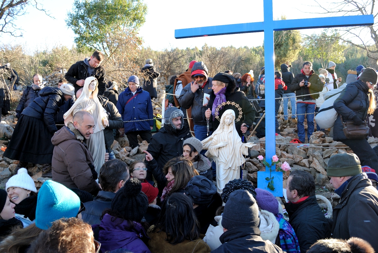 Medjugorje, Capodanno 2015: statua della Regina della Pace presso la Croce Blu (6) – Foto di Sardegna Terra di pace – Tutti i diritti riservati