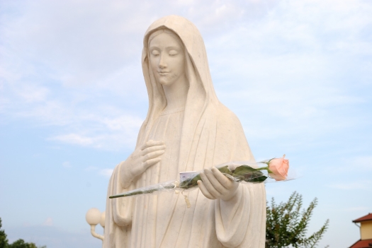 Medjugorje, Anniversario Apparizioni 2016: Statua della Regina della Pace (5) – Foto di Sardegna Terra di pace – Tutti i diritti riservati